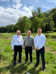 v.l.: Landrat Christoph Rüther, WOL-Geschäftsführer Volker Karthaus, Technischer Dezernent des Kreises Paderborn Henrik Egeler. Foto: Kreis Paderborn